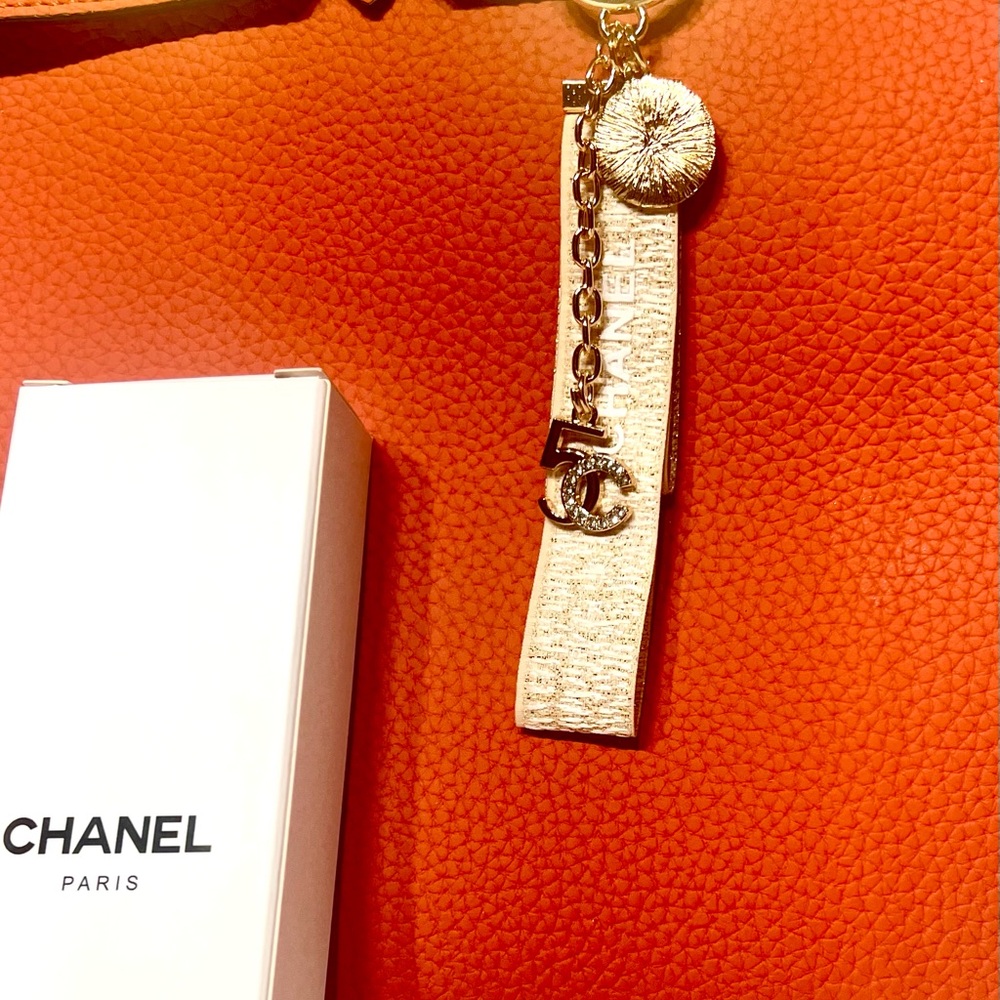 CHANEL Cream and Gold Key Holder - Bag Charm NIB - Picture 3 of 13